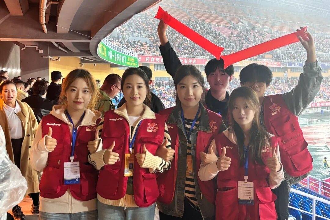 雨夜中的 600 抹红：齐鲁超赛场外，山工职院学子成为最动人的守护者！