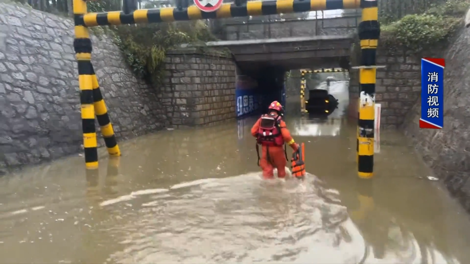 汽车进水被困 消防救援市民