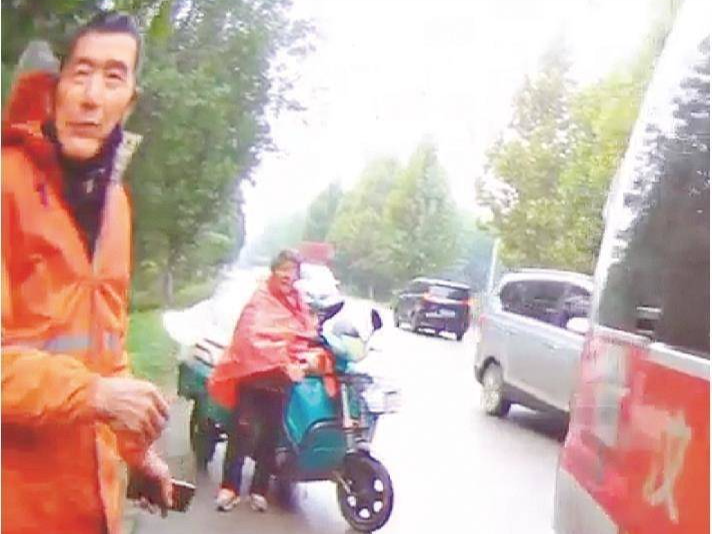 一场意外牵出暖心闭环 多位好心人合力助被困老人脱险，老人儿子多年为家乡捐资助学