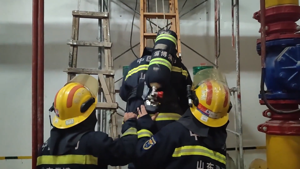 工人水池内晕倒 消防紧急救援