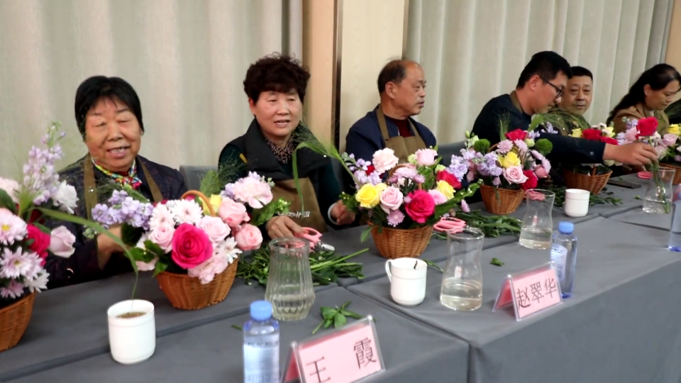 插花体验课 情暖重阳节