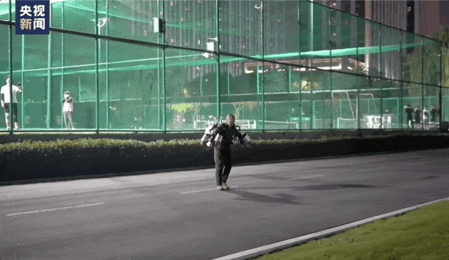 背上背包原地起飞！现实版&ldquo;钢铁侠&rdquo;太帅了