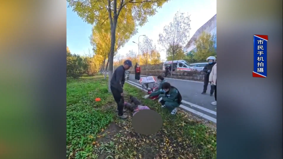 老人突发疾病晕倒 骑行小伙暖心救助