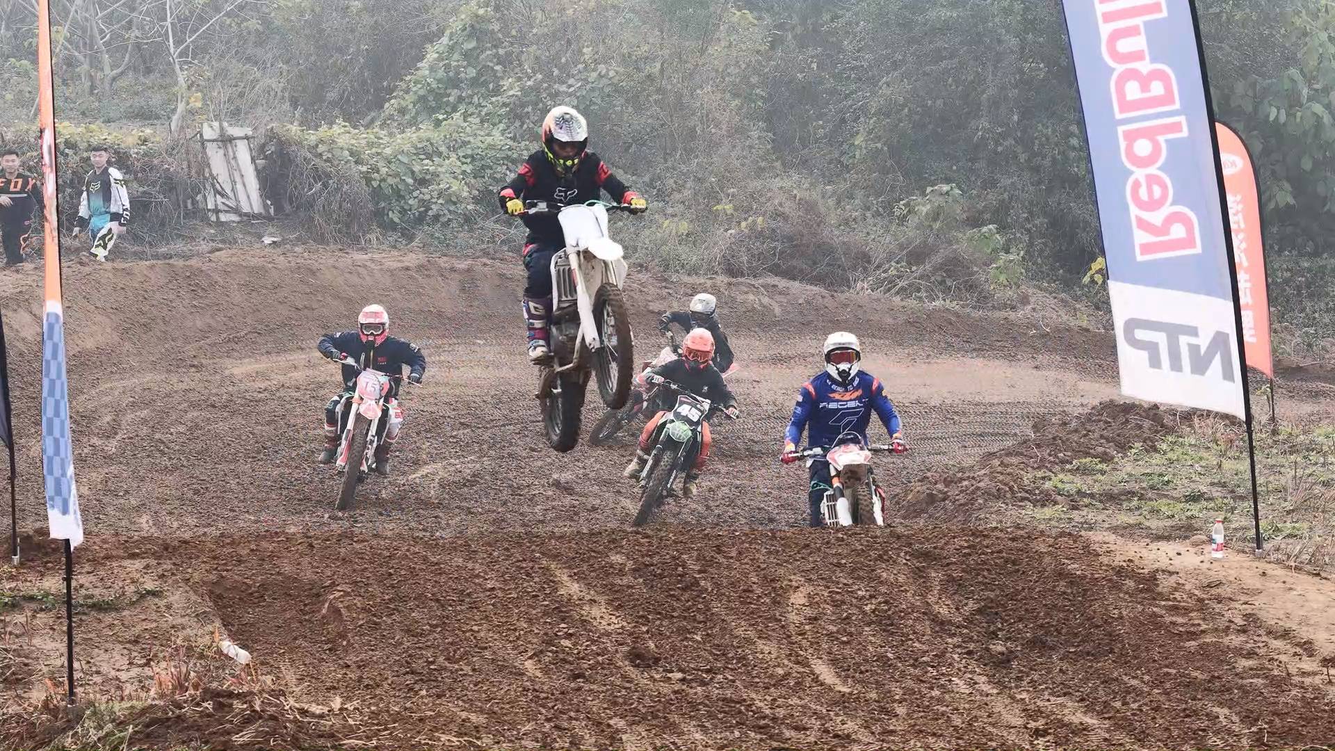 越野摩托车场地赛    上演&ldquo;速度与激情&rdquo;