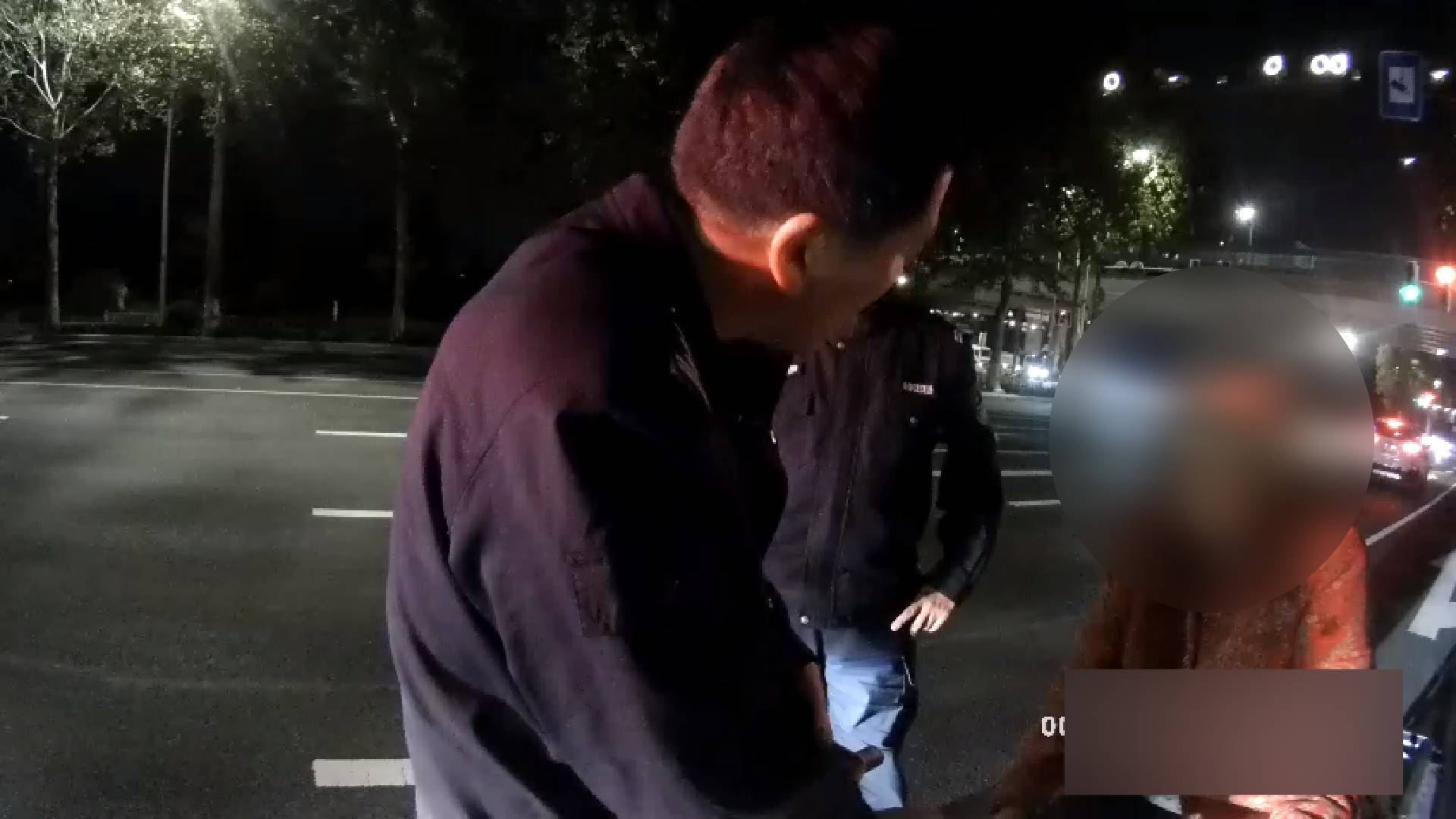 老人出门忘路   警民一起帮助