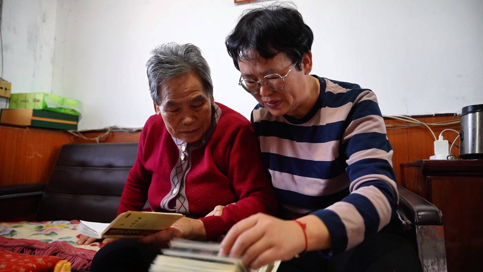 孝女十年如一日 照料重病父母亲