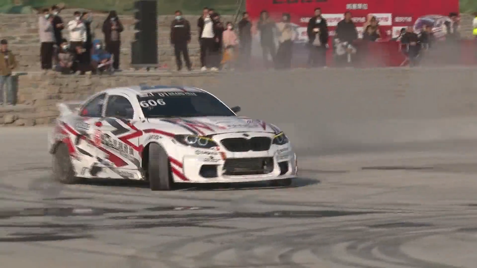 引擎轰鸣点燃冬日激情 赛车漂移掀起文旅热浪