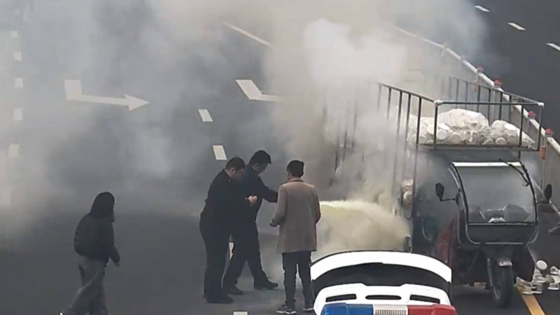 三轮车行驶中着火 警民接力扑救