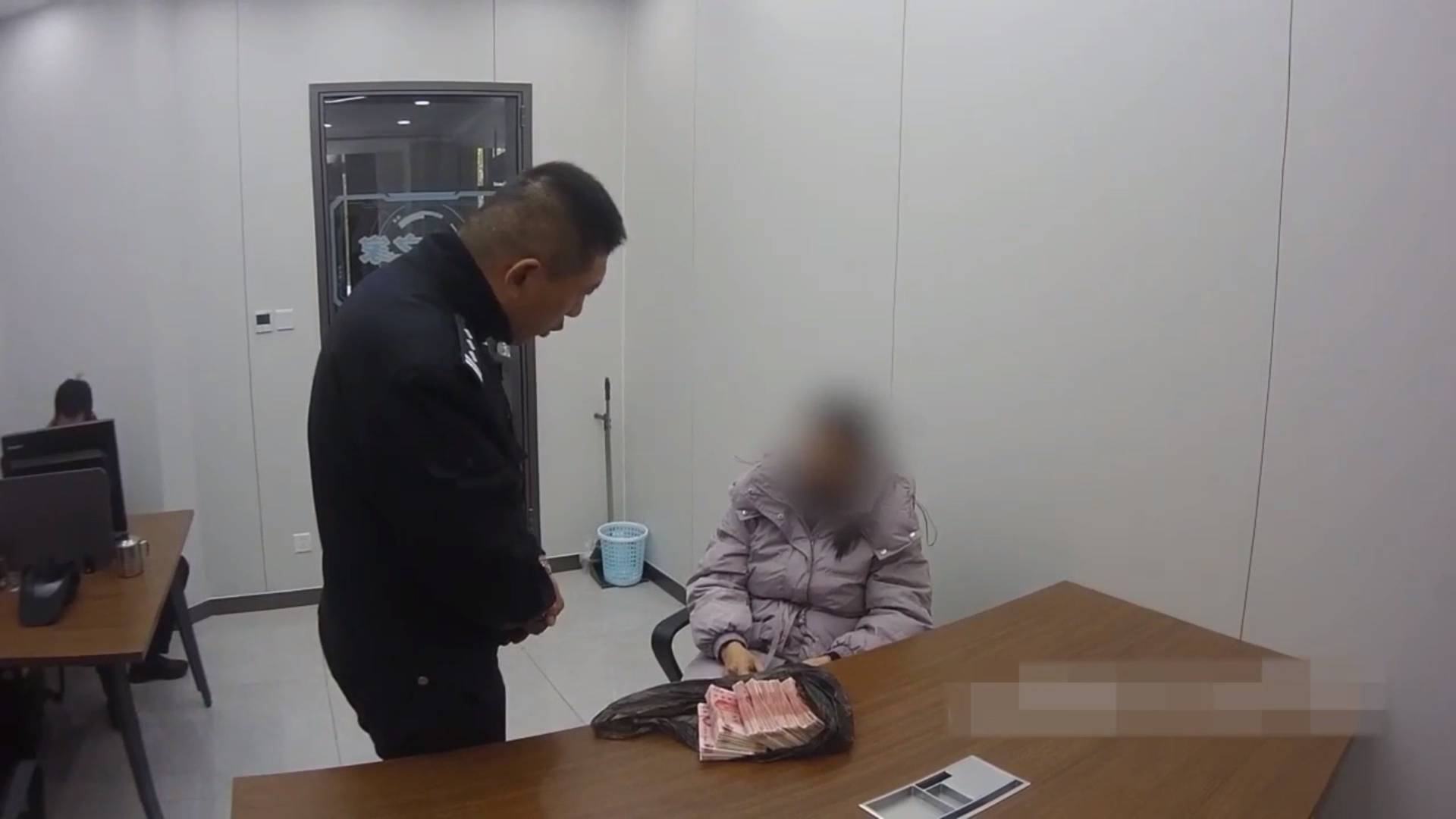 女子联手&ldquo;军官&rdquo; 投资  幸遇民警及时止损