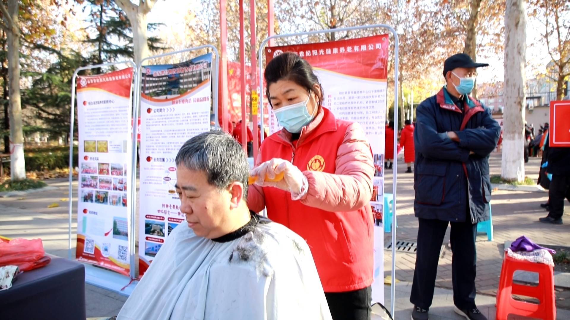 汇聚爱心服务暖流 弘扬志愿服务精神