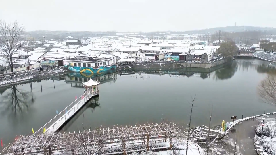 初冬雪韵入画来 温暖民宿迎宾客