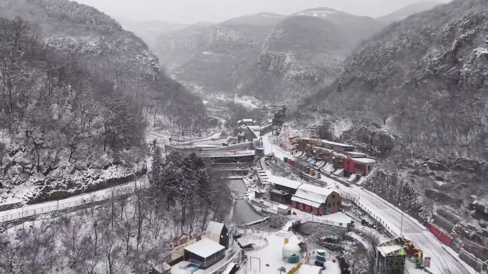 红叶柿岩的冬日画卷