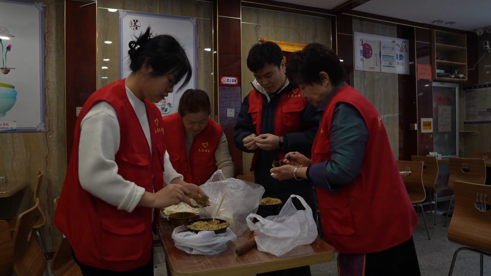 暖胃又暖心 给外卖小哥包饺子