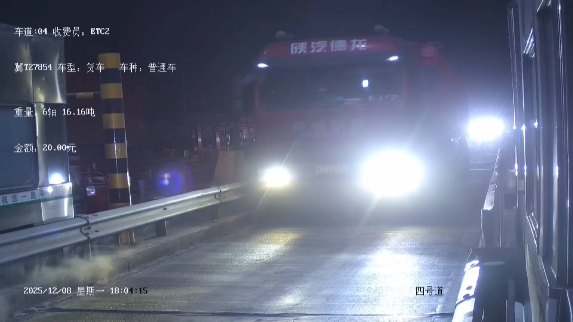 货车柴油泄漏  众人紧急处置