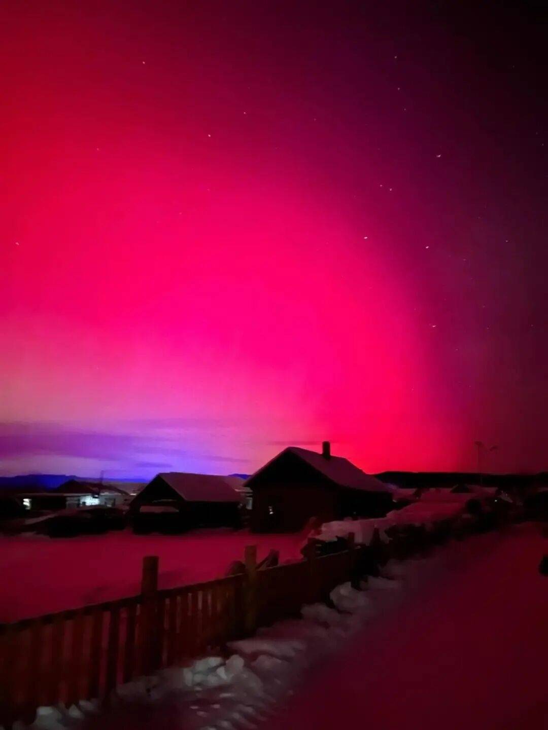 2026年太阳首次爆发X级大耀斑，漠河北极村肉眼可见绚丽极光，游客：人生第一次见，十分震撼