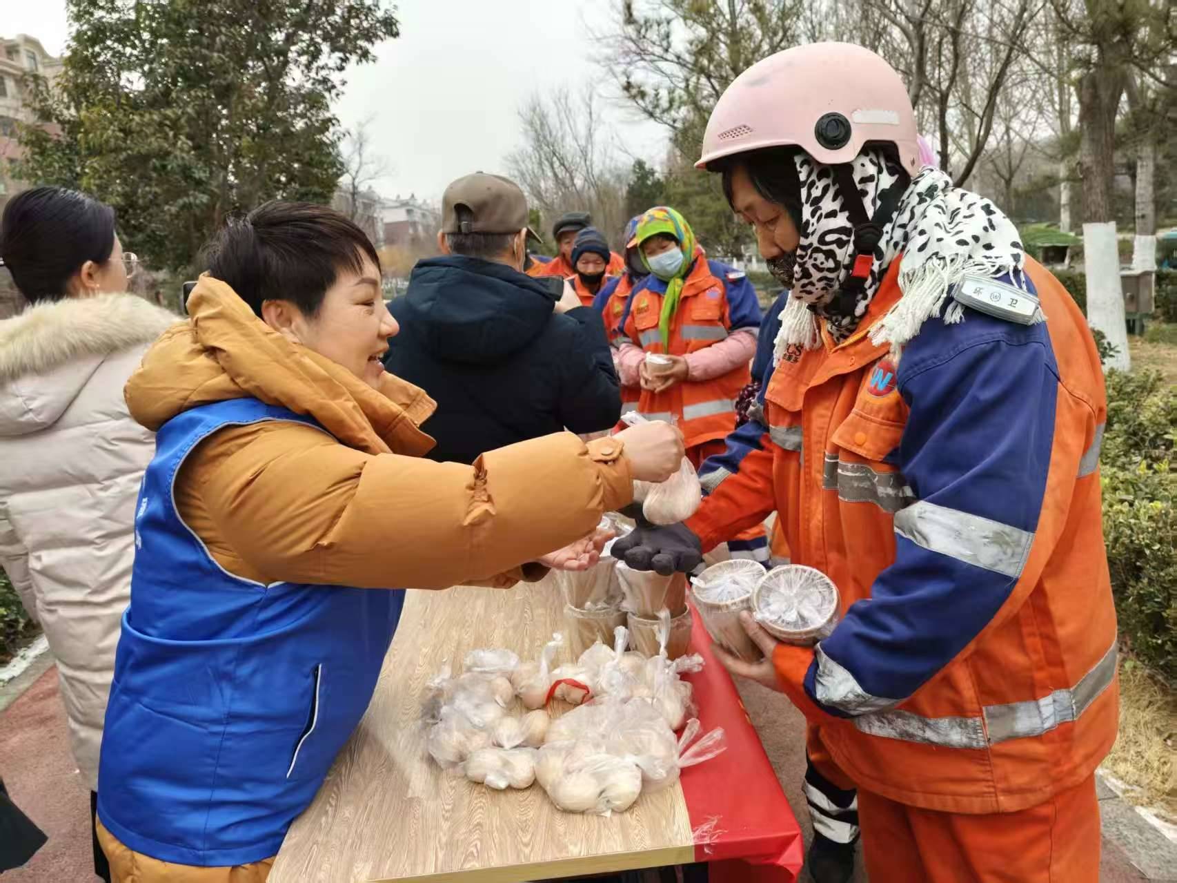 腊八送暖粥 温情传万家