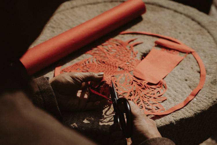 新春走基层 | 非遗剪纸迎接农历马年