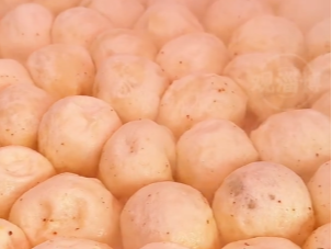 村村都有好项目，欢欢喜喜过大年！优质农产品共富市集（年货专场），高青名吃青城水煎包，七毛钱一个一出锅被抢空，擀皮大姨手里擀面杖都抡冒烟了！