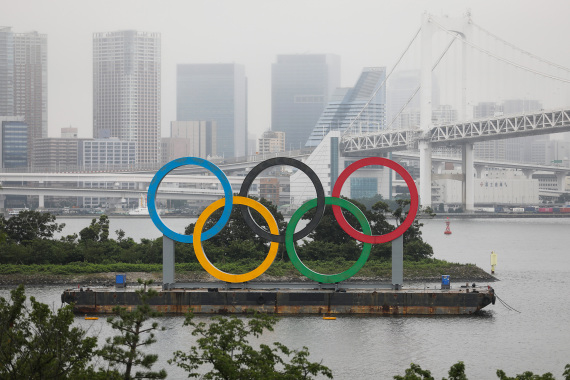 竖立在东京台场区域的奥运五环标志。新华社记者杜潇逸摄