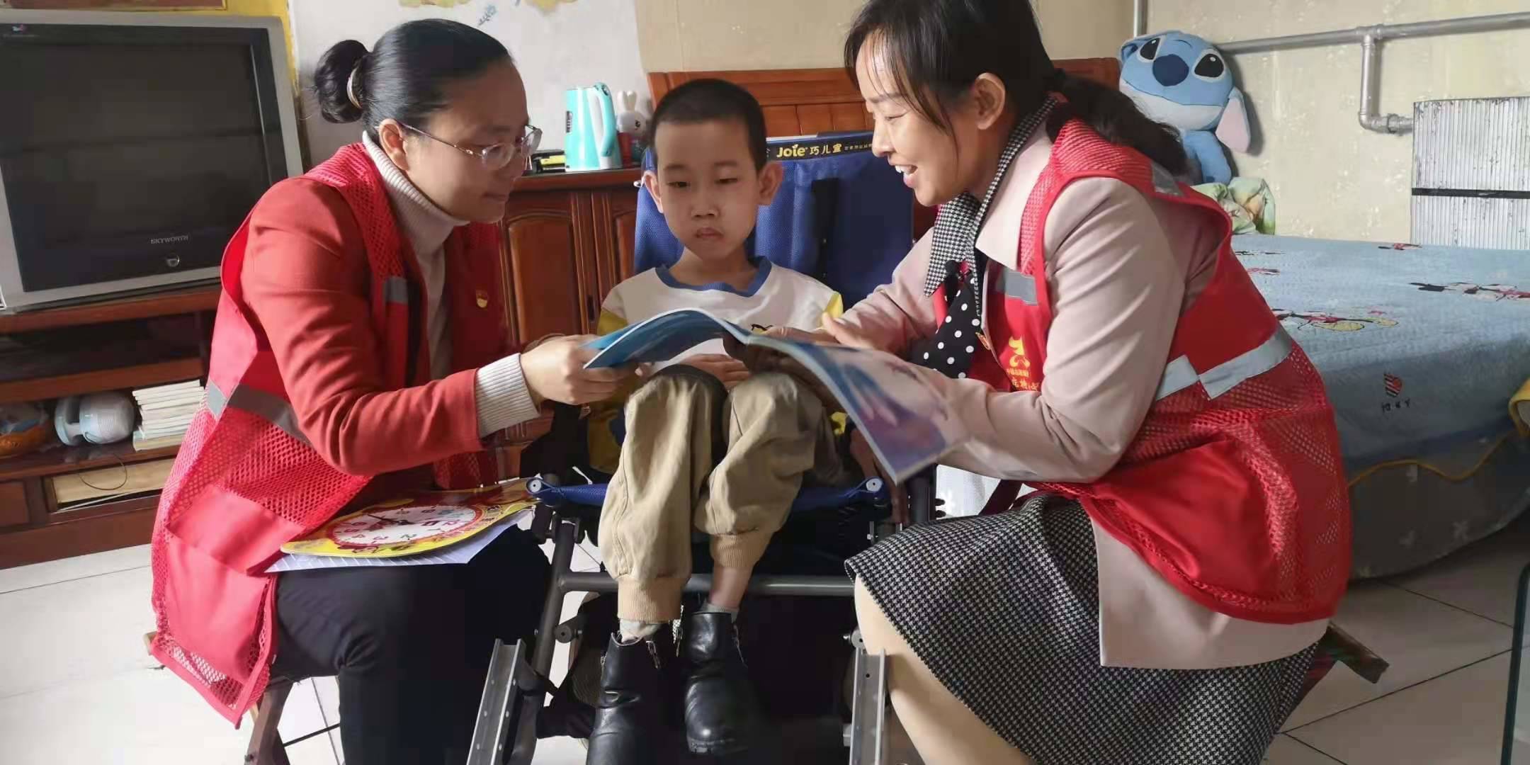 在重度残疾儿童梁恒耀的家里,张店区特殊教育中心学校的老师正在给他