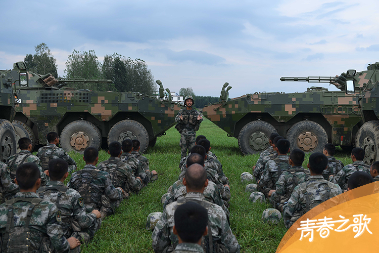 2020年8月13日，中部战区陆军某旅“大功三连”利用训练间隙开展组织理论学习。