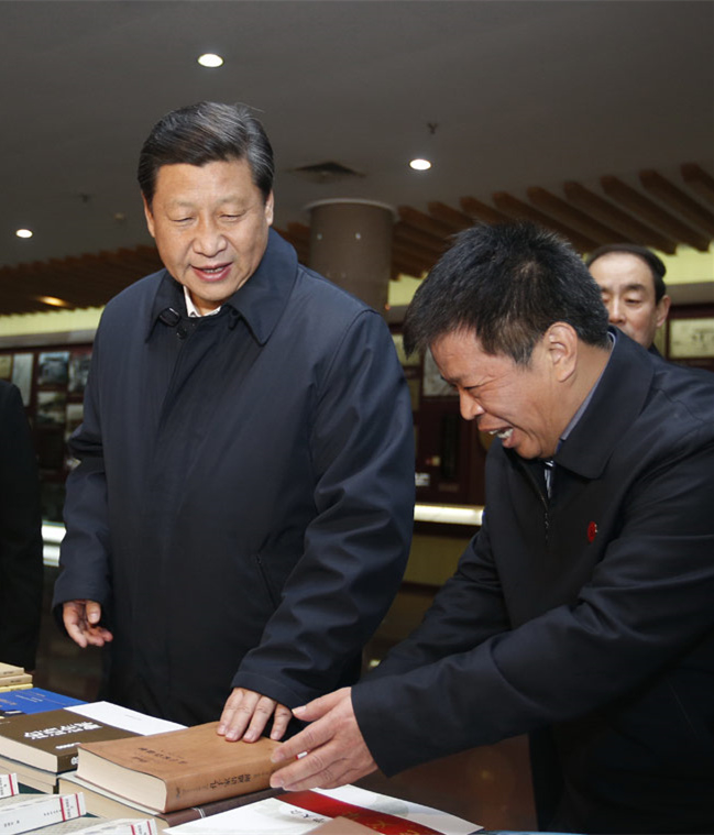2013年11月26日，习近平在孔子研究院参观考察。