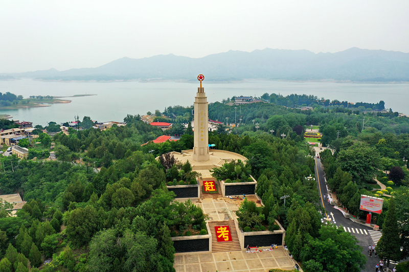 这是2021年6月13日拍摄的河北省平山县西柏坡纪念塔。