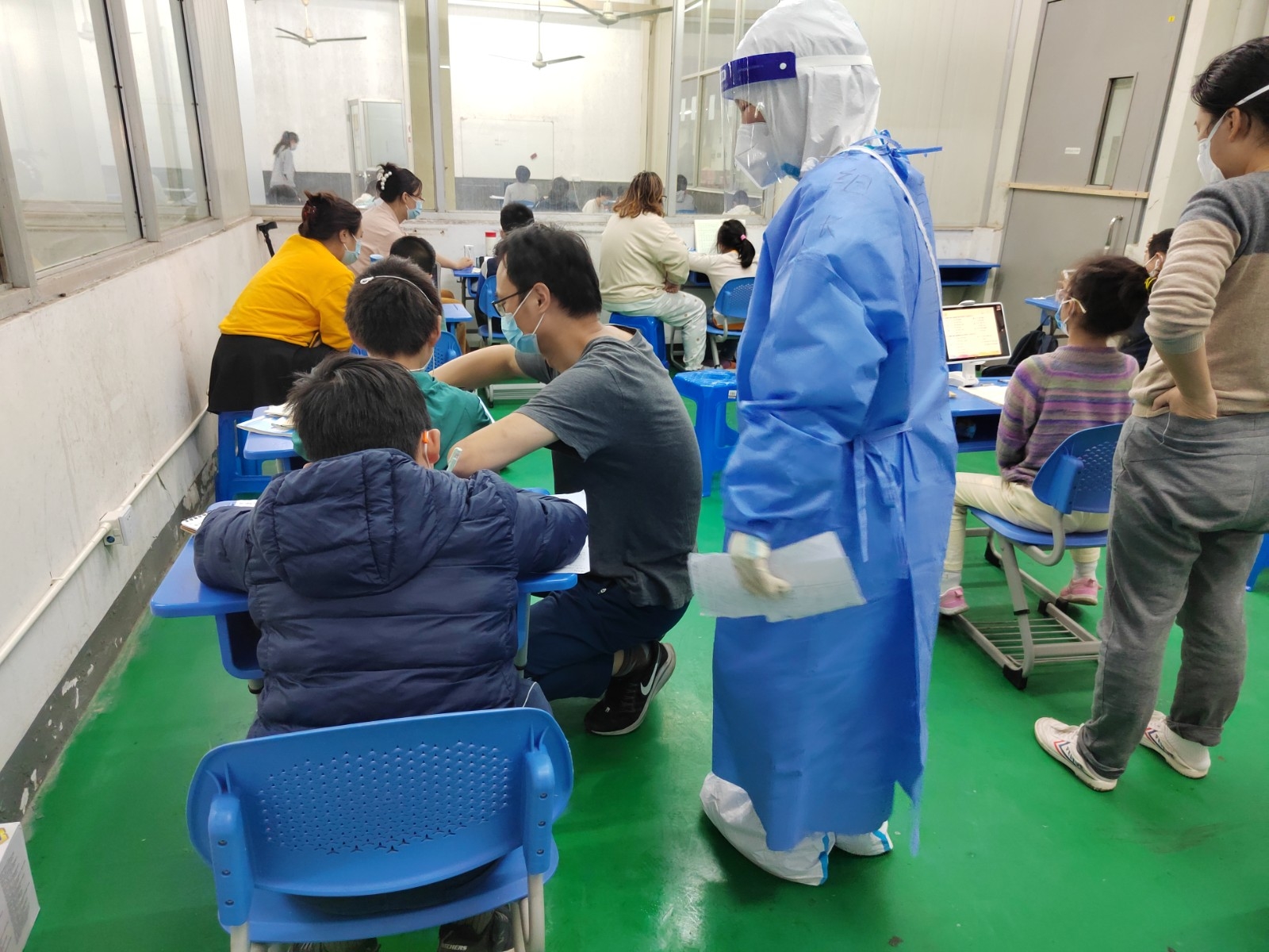 方舱教室里学生在认真学习。