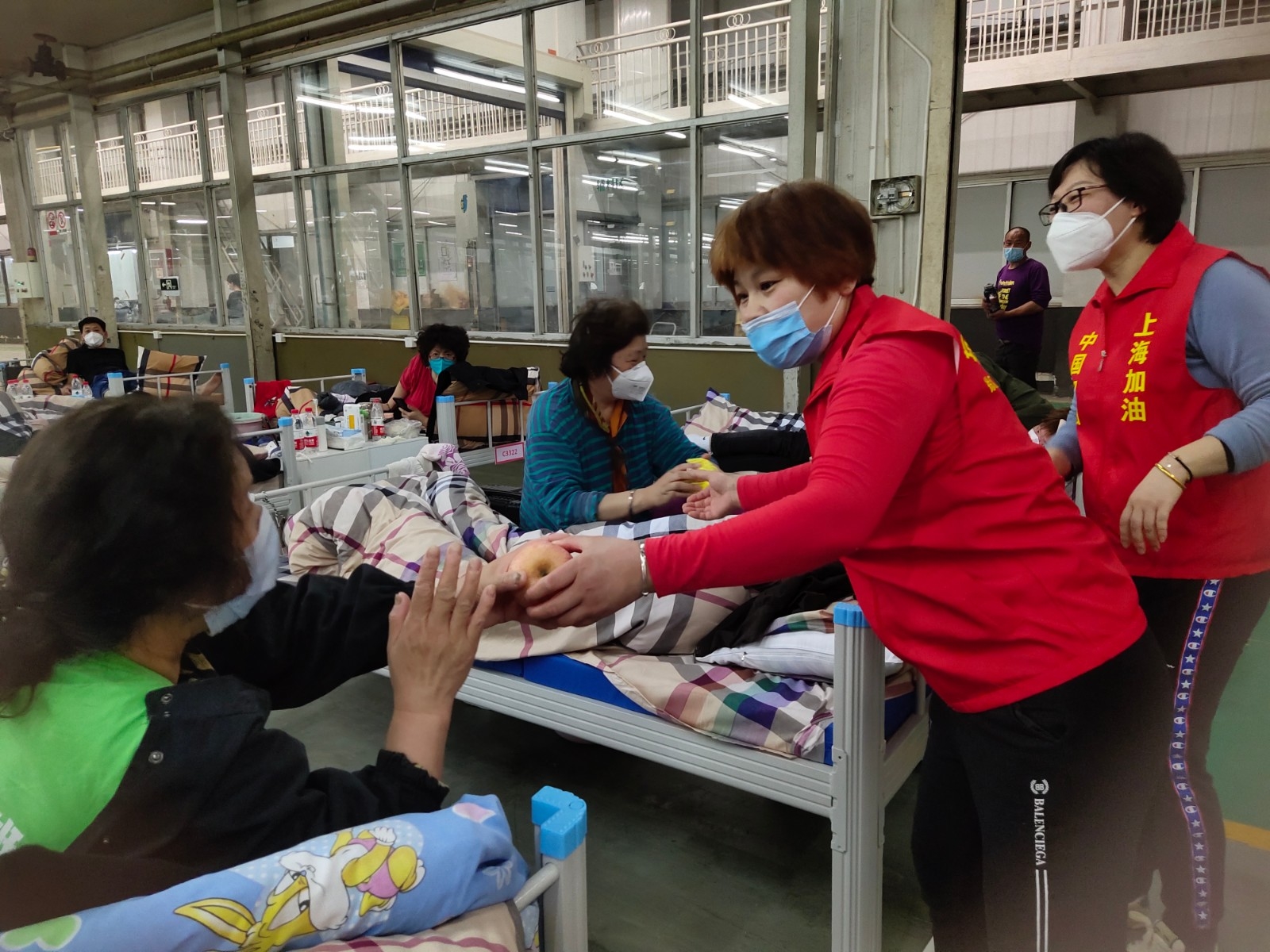 方舱志愿者在帮着分发物资