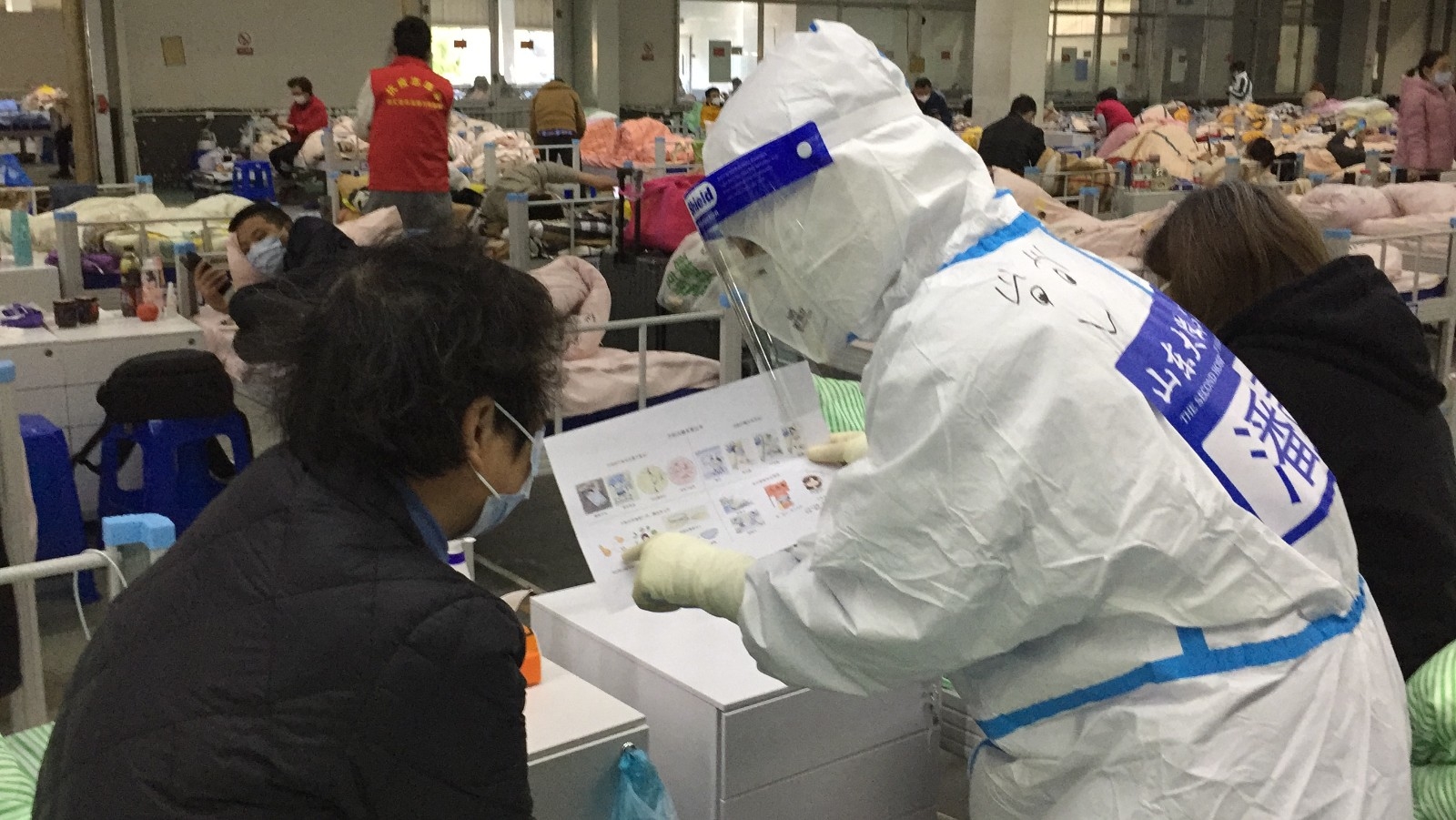 医疗队队员用图示指导患者控糖