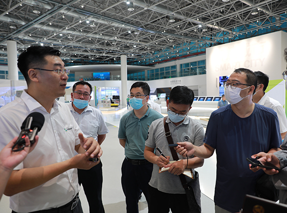 本报记者（右一、右二）在海克斯康智慧产业园进行采访。