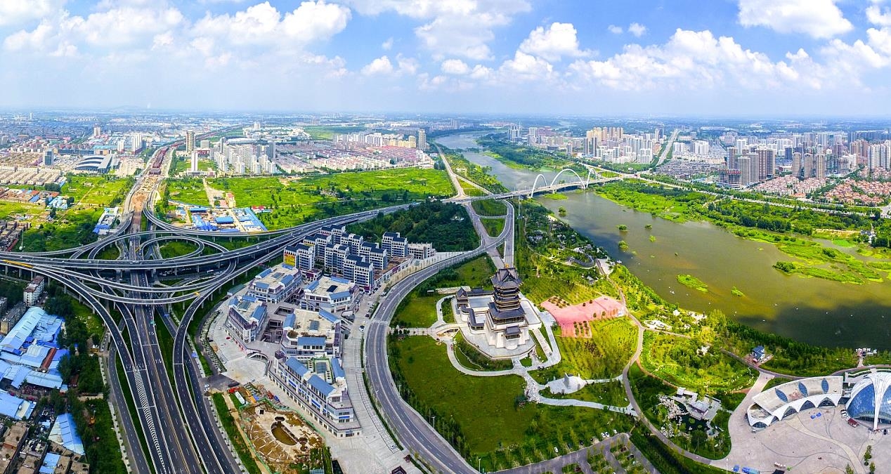 临沂从供给和需求两端发力，找准为民服务的着力点，深入落实省“十大扩需求”行动计划，增强经济发展内生动力。图为临沂商城。