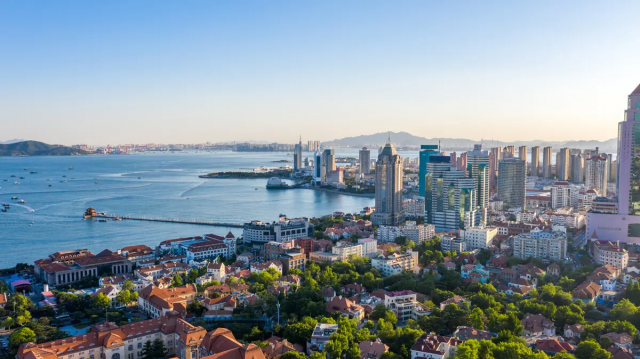 图/青岛“红瓦绿树、碧海蓝天”滨海景色