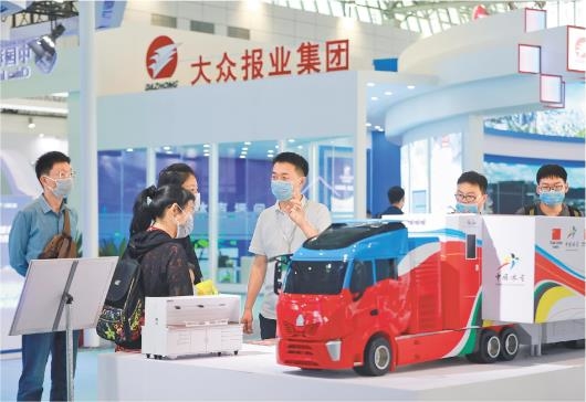 □记者 王世翔 张楠 报道 9月17日,文旅博览会上,我省制造的具有完全自主知识产权的智能雪蜡车模型吸引了众多游客驻足。 □记者 王世翔 张楠 报道 9月17日,文旅博览会上,我省制造的具有完全自主知识产权的智能雪蜡车模型吸引了众多游客驻足。