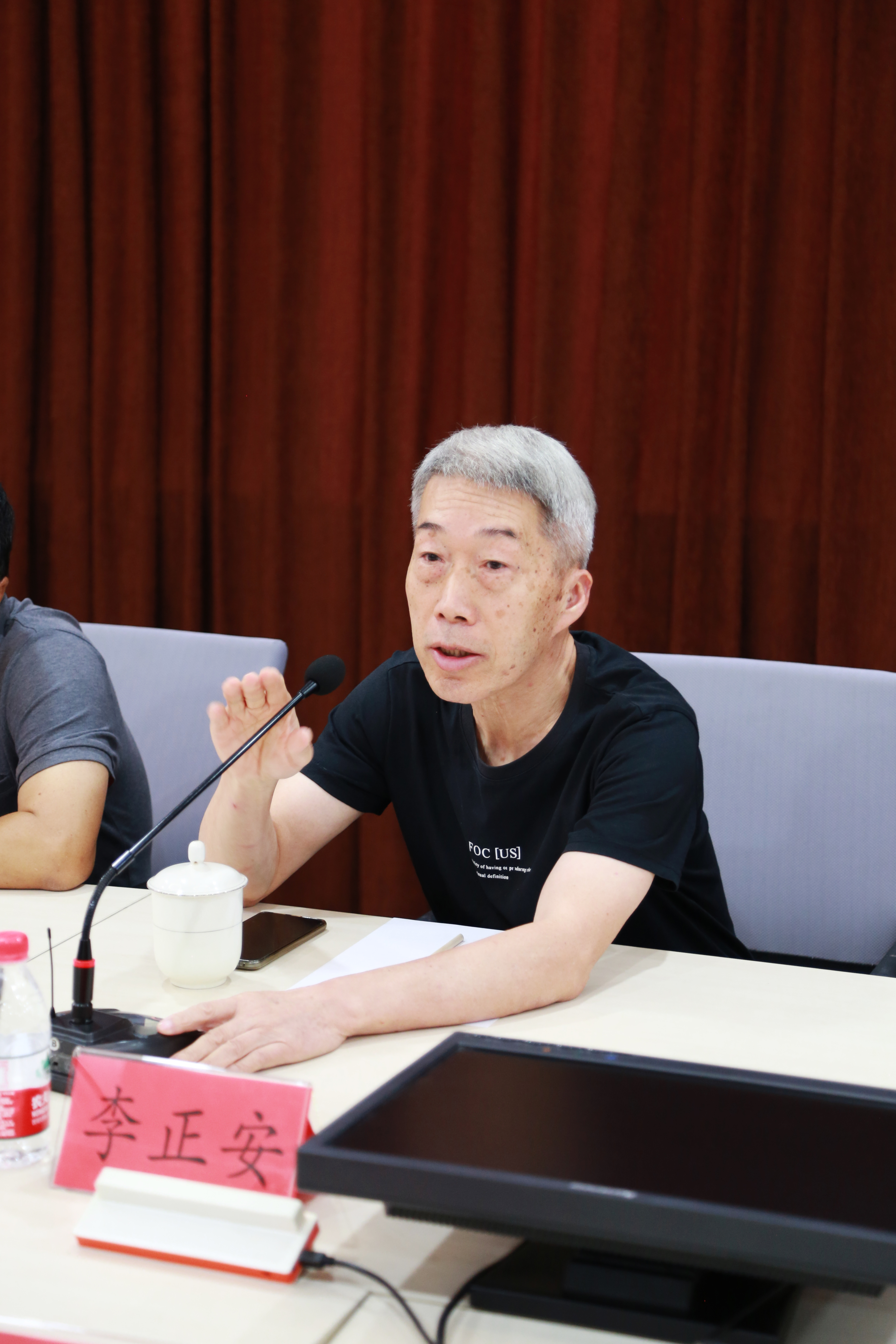 清华大学美术学院副教授,硕士生导师尹航主持了本次座谈会
