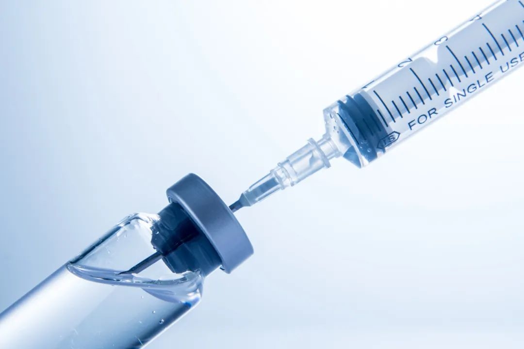 千库网_注射器抽取药物_摄影图编号147509.jpg
