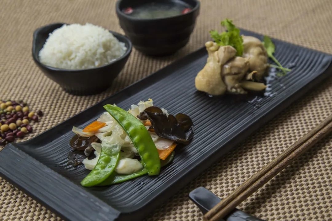 千库网_鸡块蔬菜米饭套餐_摄影图编号21568093.jpg