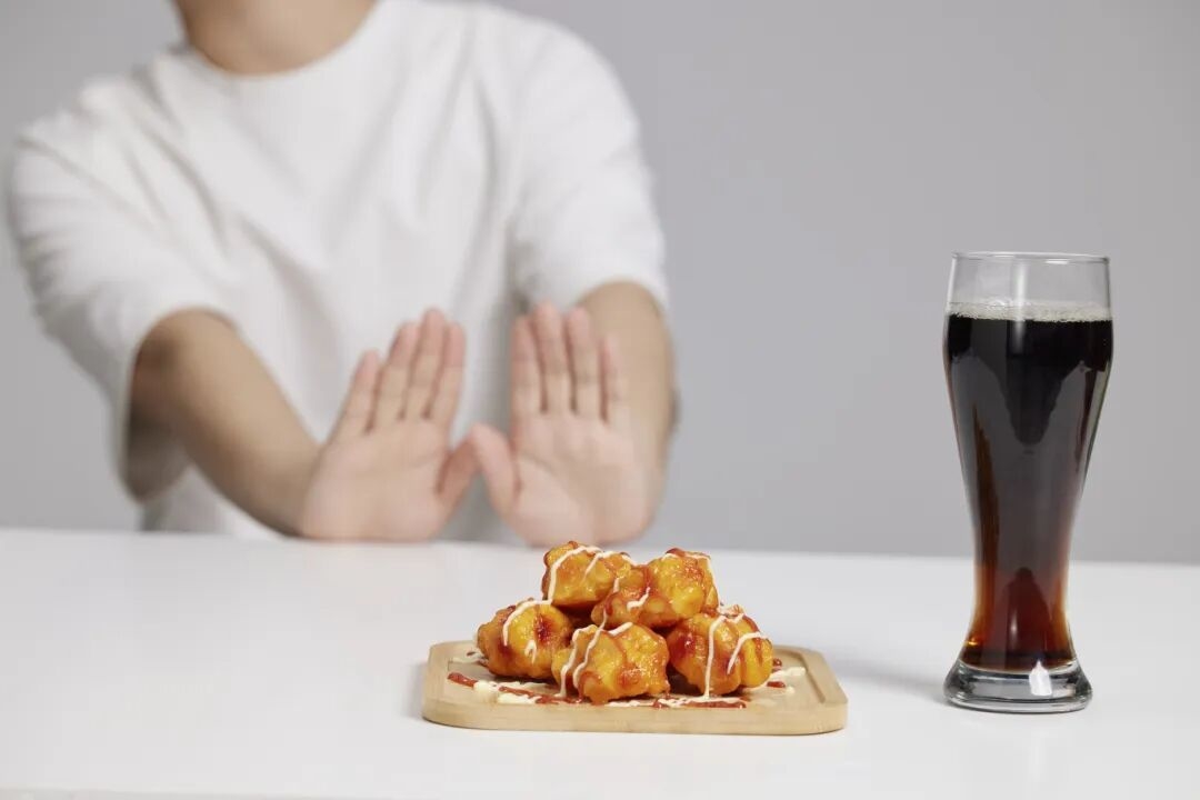 摄图网_507716574_男性拒绝可乐和炸鸡(企业商用) (1).jpg